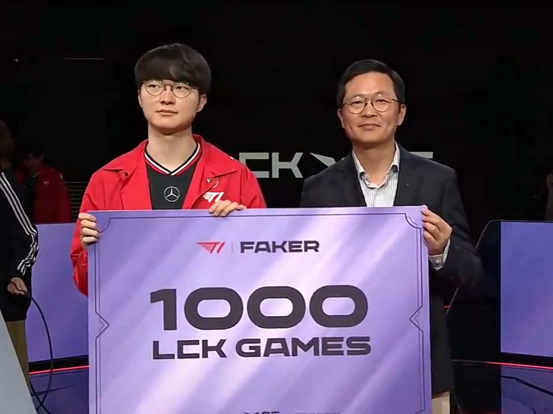 包含Faker迎来十赛季出色发挥，公牛观众热烈欢呼！上演精彩一战的词条